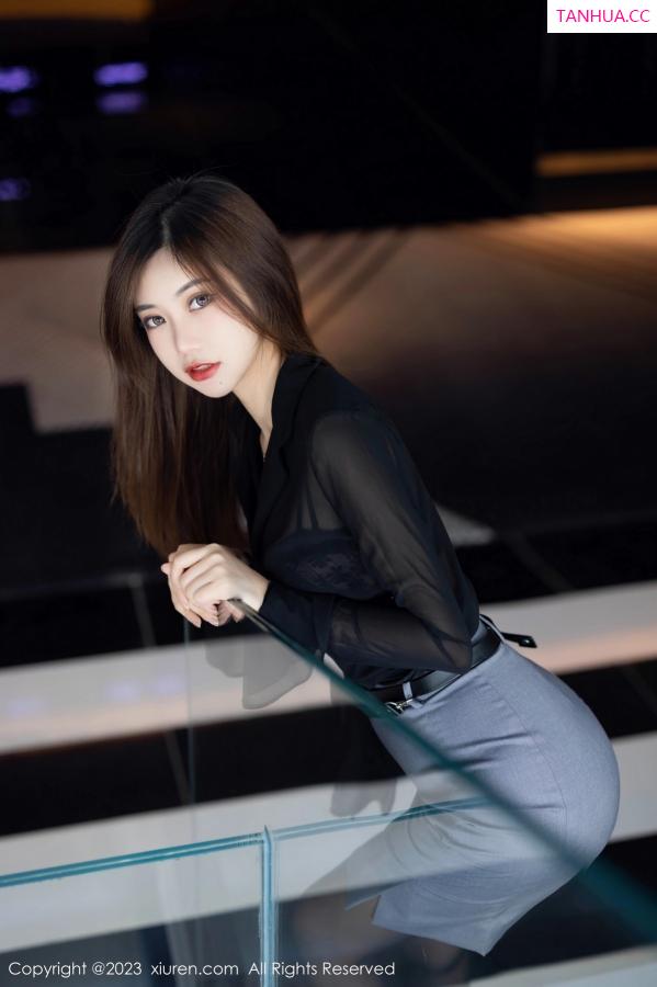 綺裡嘉 绮里嘉 [XiuRen]高清写真图 2023.05.19 No.6770 绮里嘉ula 短裙黑丝第5张图片